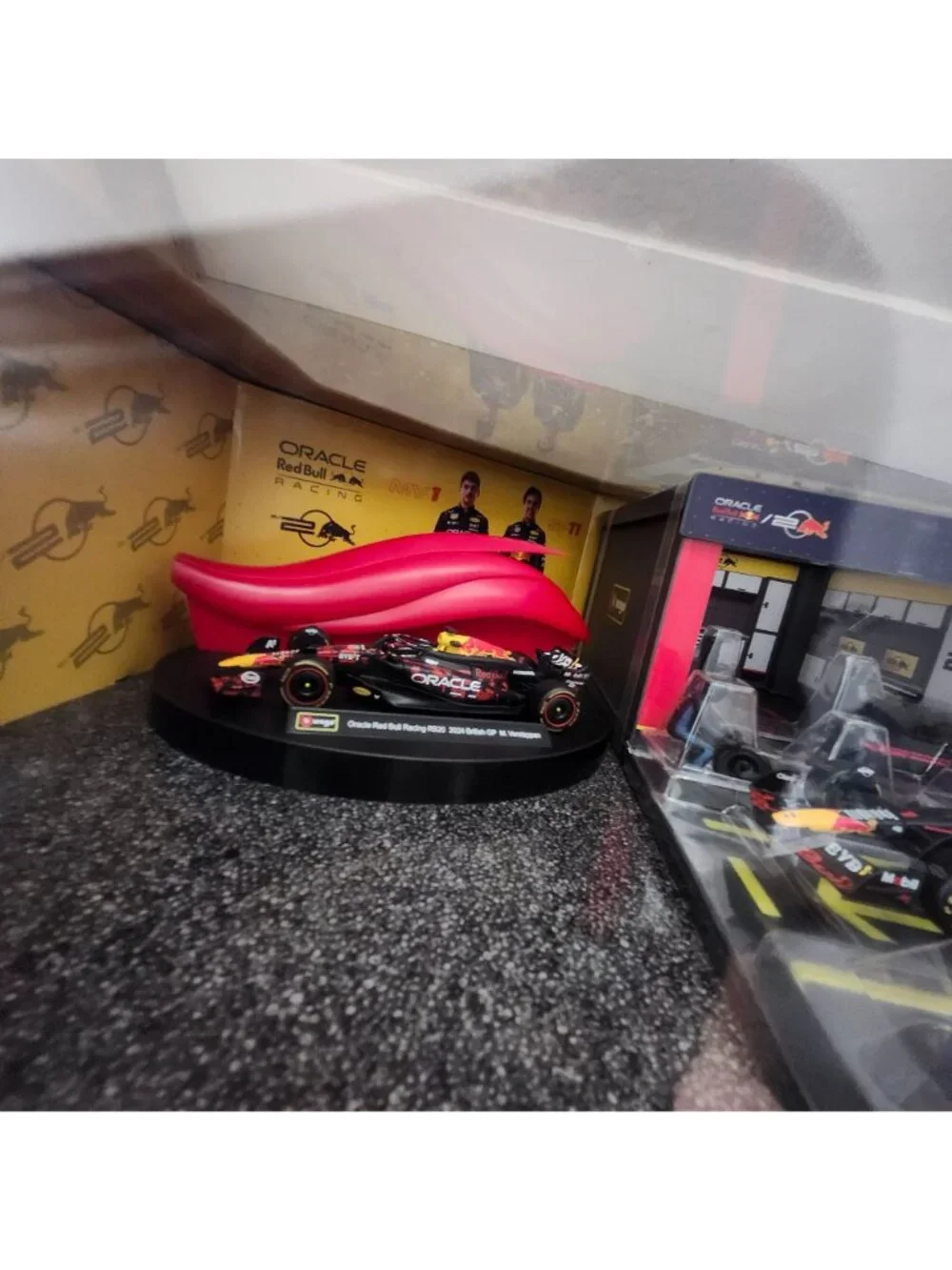 Burago RED BULL 1:43 Formula 1 Deluxe Pit Set Garages Pit Crew 3 F1 Cars
